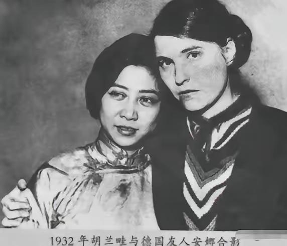 1949年春夏，上海全境解放。历经多年战火纷飞，江南故土重归安宁，开国功臣陈毅奉