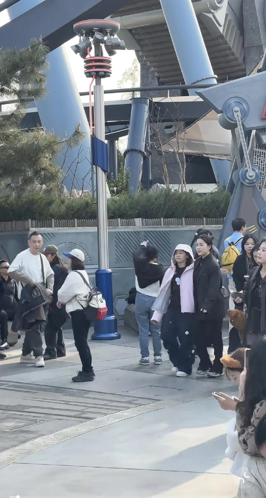 全红婵与杨倩一起逛北京环球影城，全红婵给人感觉好单纯，不像是跳水冠军，像是邻家小