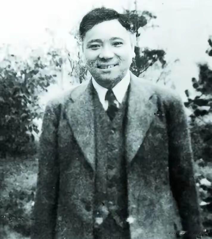 1940年，打入日伪内部的刘人寿，正用电台给党组织发报，几名日军突然冲了进来，他