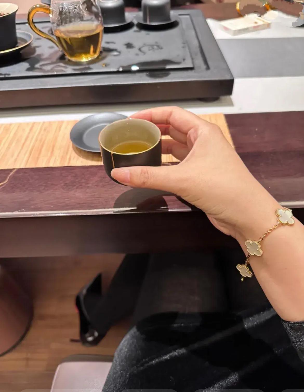 有人说，男女在一起前，在意的是外在。在一起后，看重的是默契和习惯。​刚恋