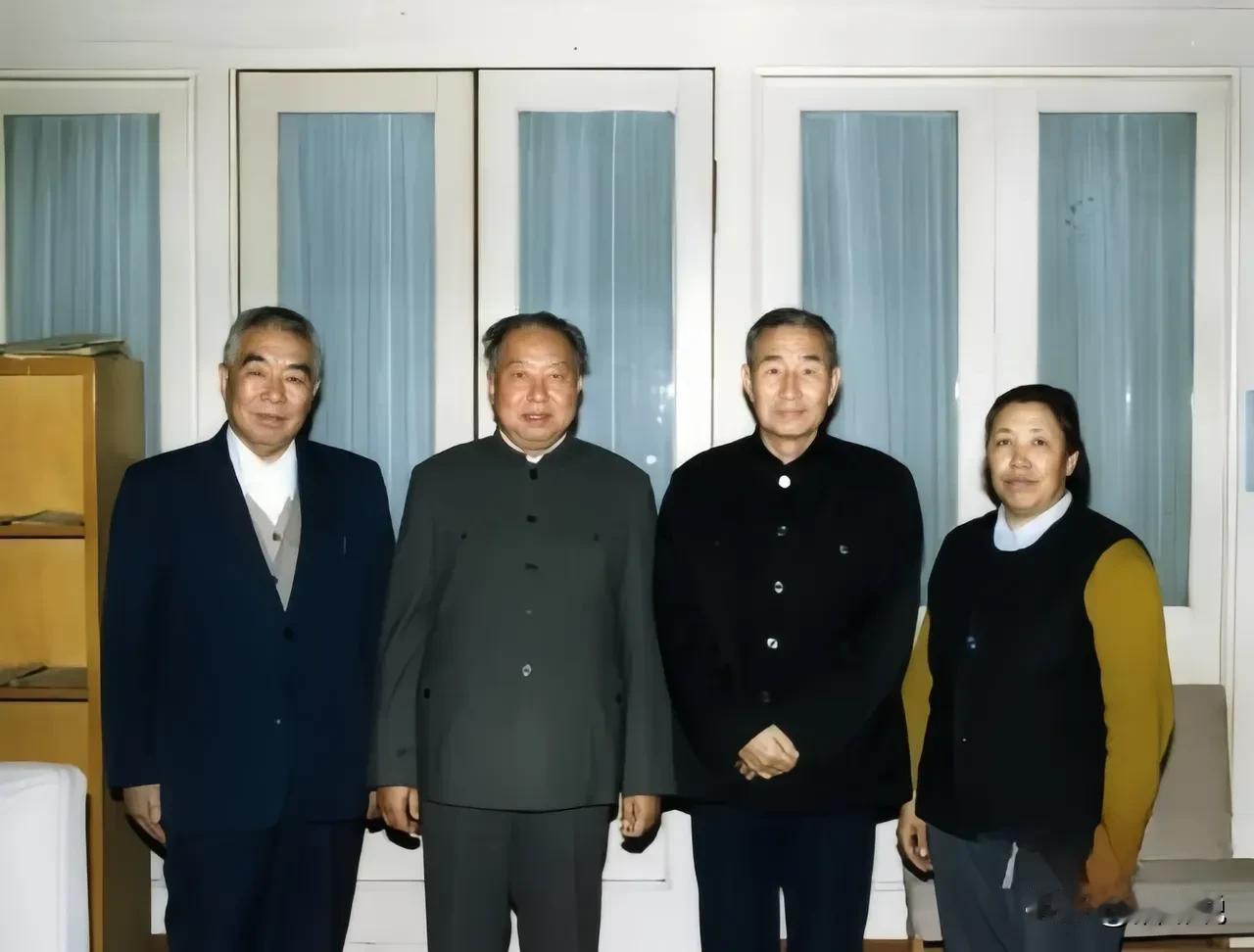 八十年代中期，华国锋和他抗日时期老战友的合影。华国锋刚退休的那几年因怕别人认