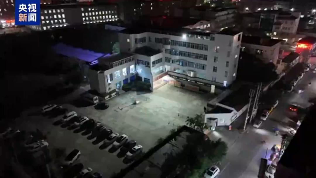 一个叫阿保的人从缅北诈骗园区跑了出来。他趁周日岗哨少，拧开厕所防盗窗螺丝出逃，结