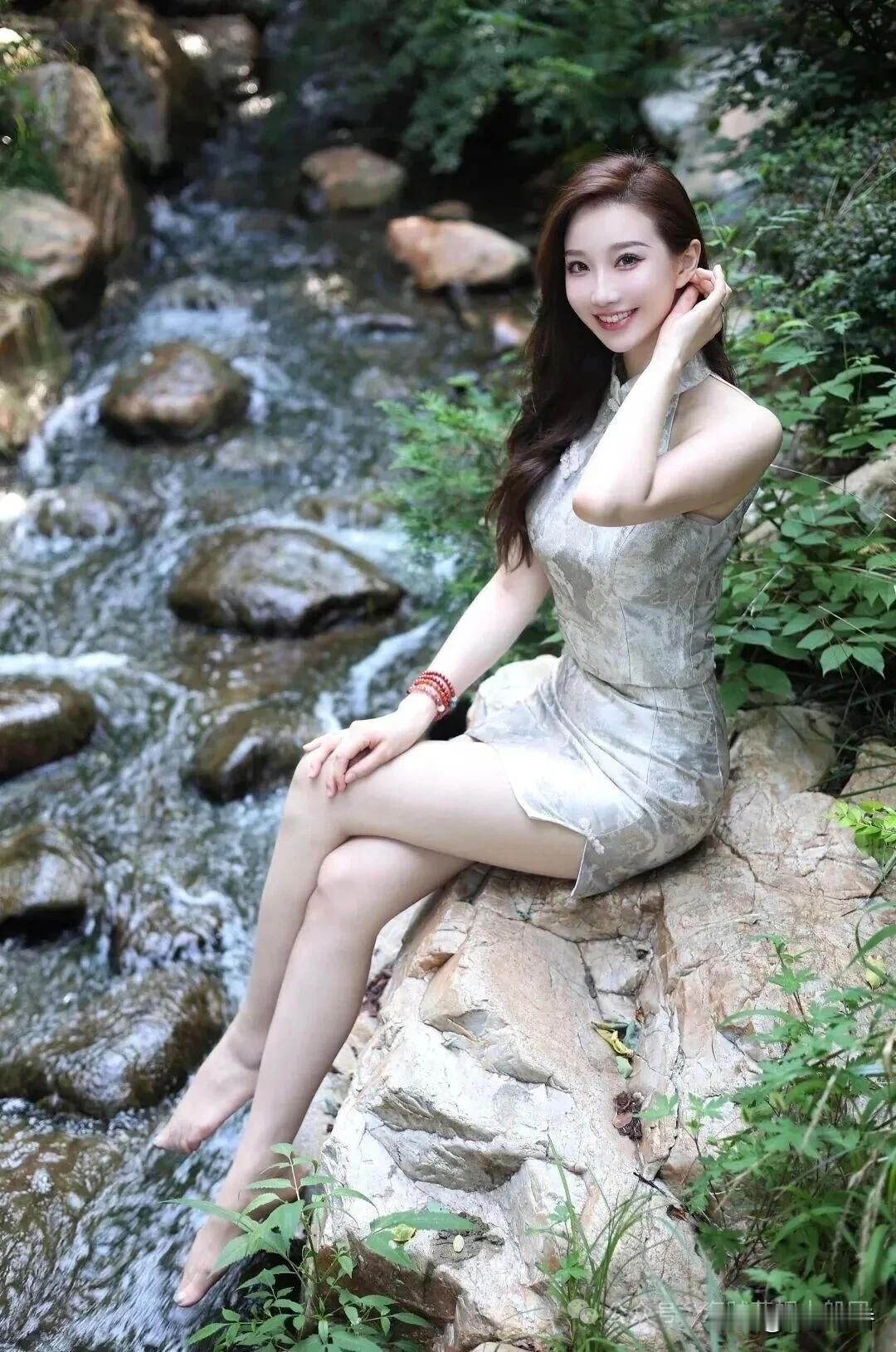 在溪流边，静享自然之美，感受生活的宁静与美好。女人为什么喜欢穿高跟鞋