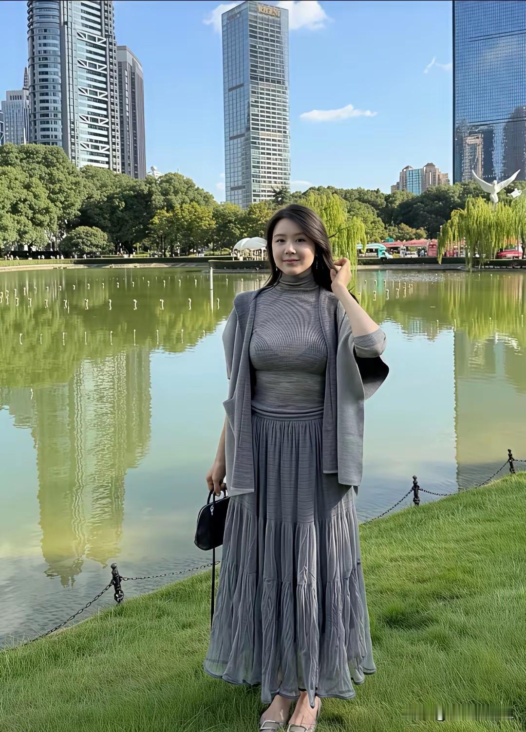 这身穿搭好温柔，整个人变得柔软起来。长发长裙自带风情，抿嘴一笑便倾心。有这样的佳