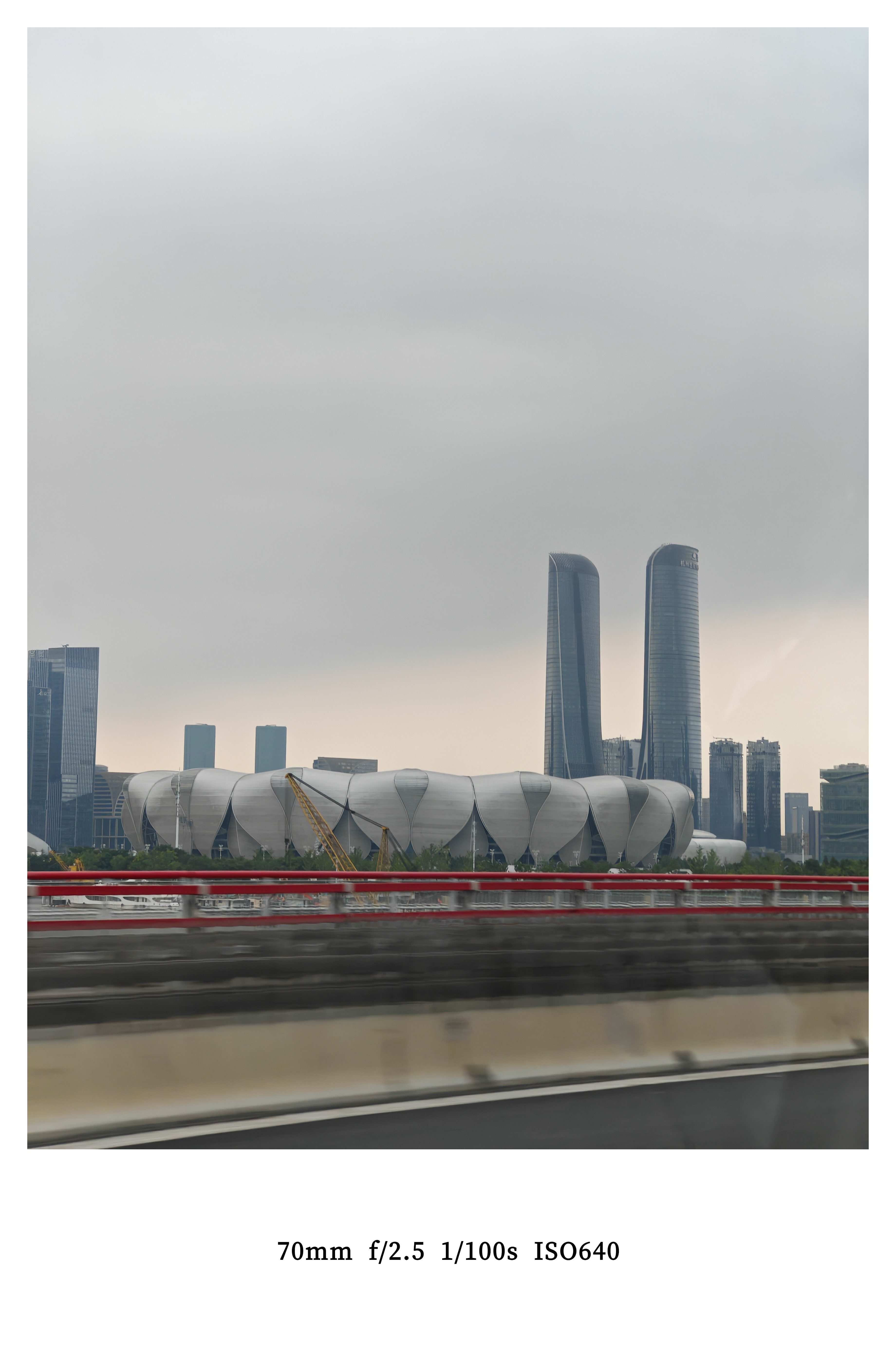 朋友们早呀！过完今天就是星期五咯继续出发在路上[点赞]​​​