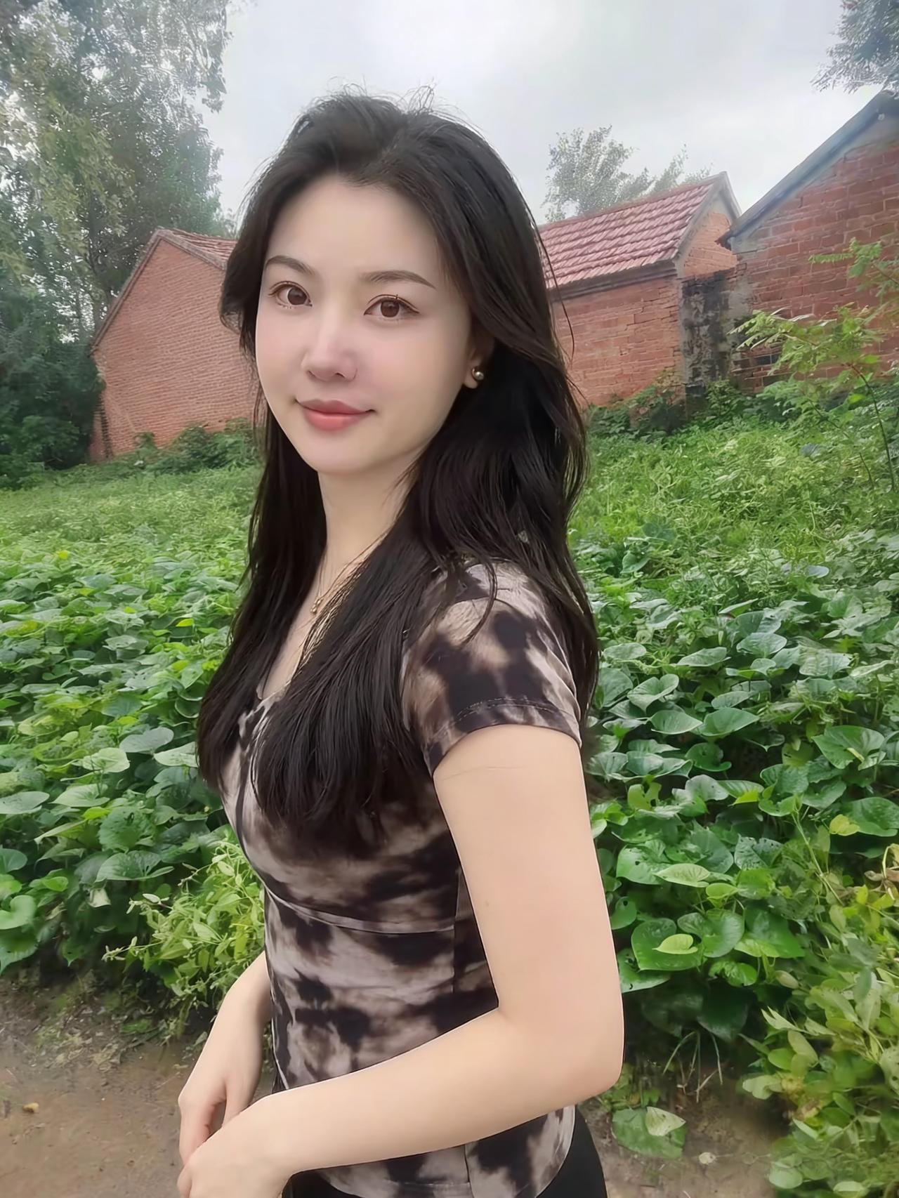 在浓绿的背景里她是一抹流动的墨色卷发绕着肩，像未散开的云脚步停在湿润的路面