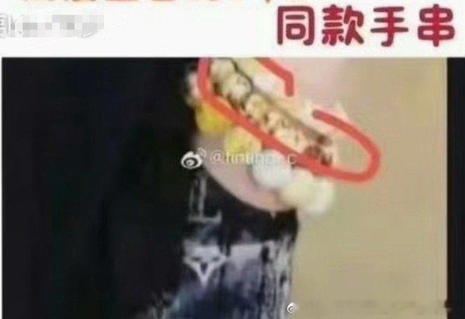 脖子上戴着同款的克罗心项链，手腕上戴着他最爱的手串，姐姐准备这么多，弟弟怎能不爱