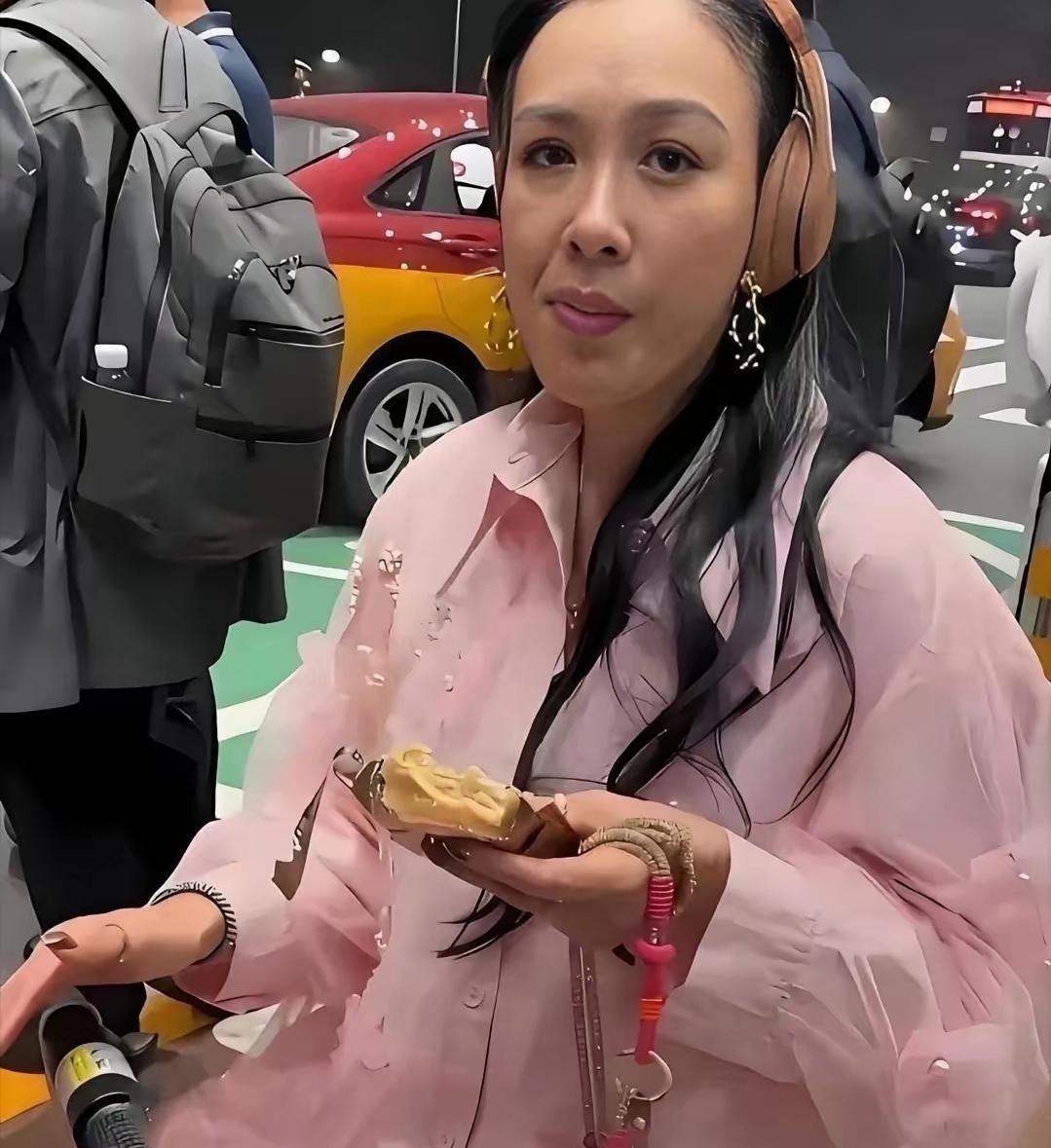 素颜的钟丽缇，好看又自然，竟然比浓妆艳抹更显年轻。