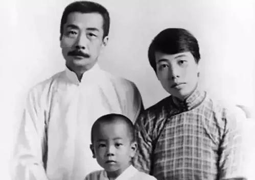 1923年7月，周作人亲手送来一封绝交信，鲁迅像丧家犬一样赶出家门，借了800元