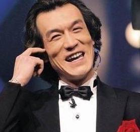 “我不想回中国，把我葬在美国吧。”2018年，央视知名主持人李咏因病去世，他手上