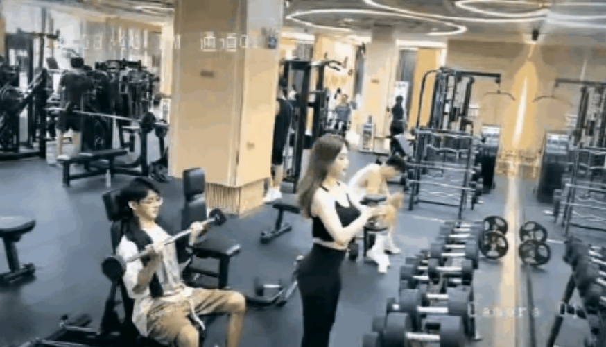 自从李欣莳事件闹开后，网上的家长们就纷纷留言发文称；他们也不指望学校了，就算一天