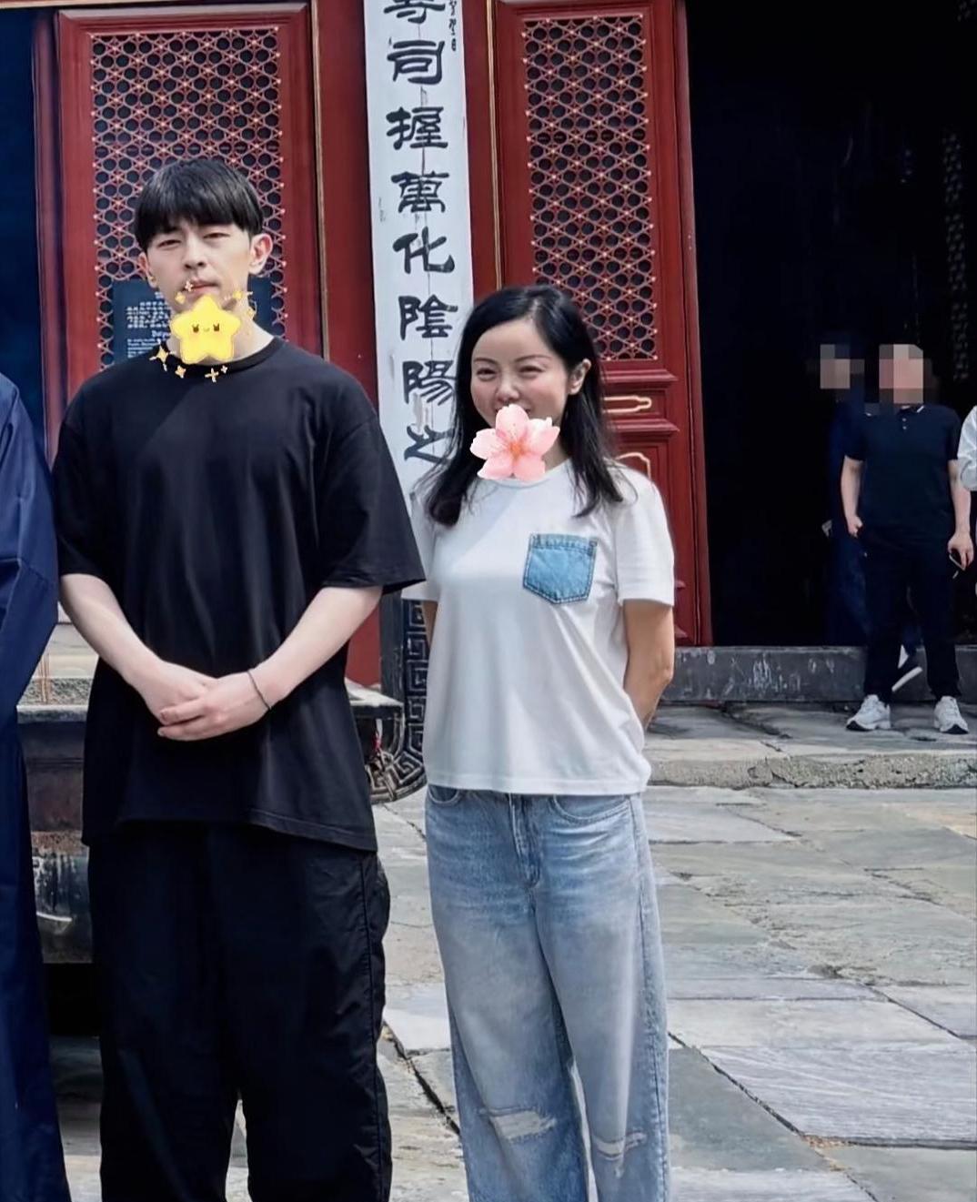 邓伦现身北京一间寺庙祈福，他穿的衣服看起来松松垮垮的，打扮很随性，脸色有点憔悴，