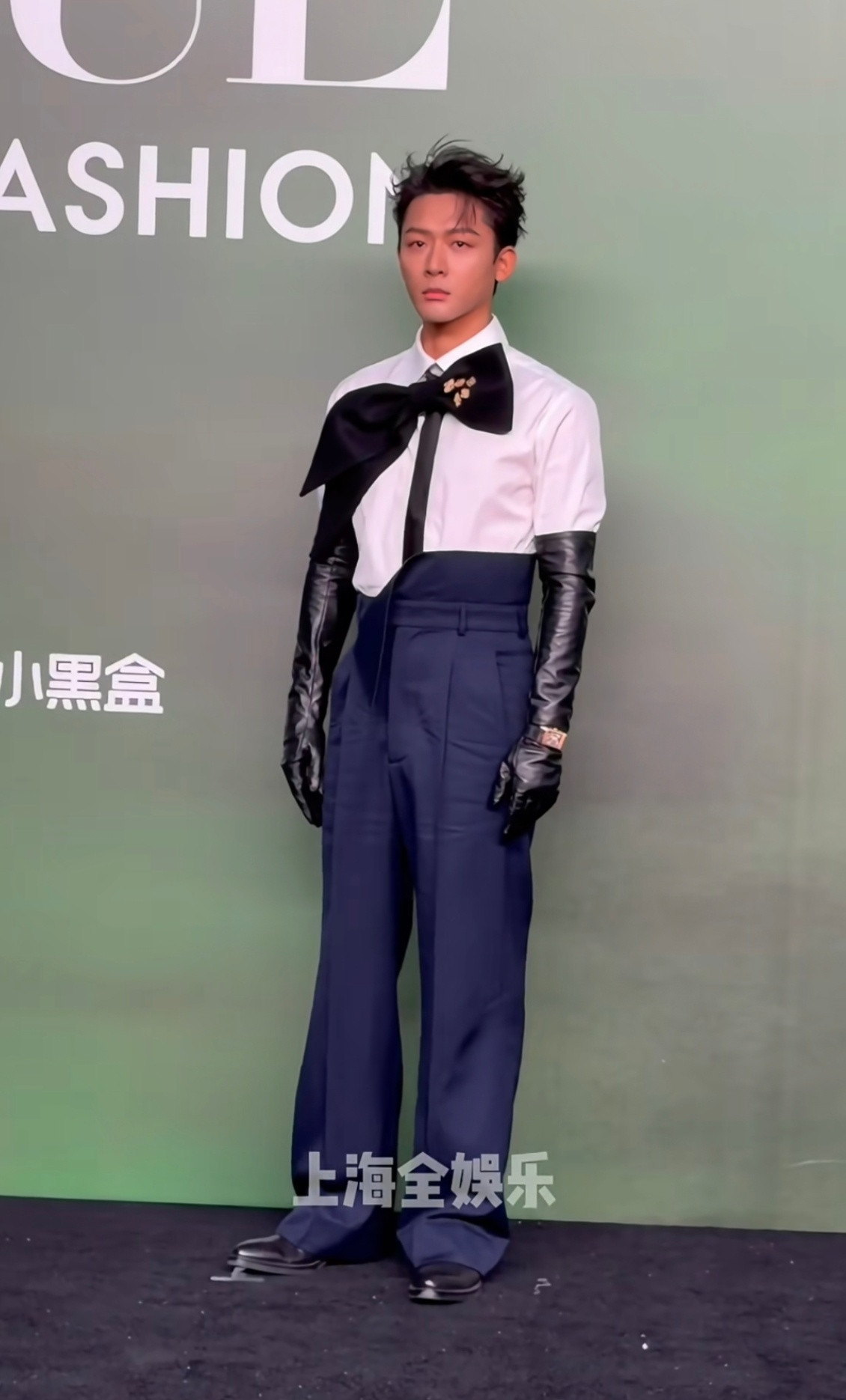 张晚意今天出现的每个场合都好好笑，他看起来真的很命苦的样子​​​