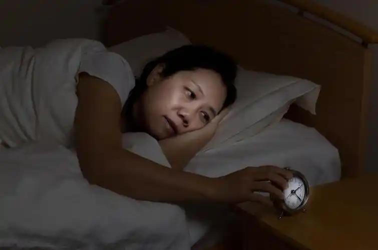 长期凌晨睡，中午起身体会有哪些变化。 如果人长期凌晨1点到2点入睡，上午10