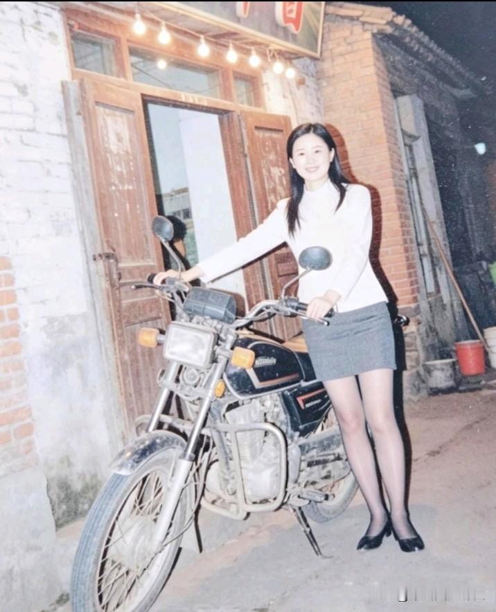 这是1994年，一名年轻女子在四川某地一个小镇店门口拍下的一张老照片。从照片上
