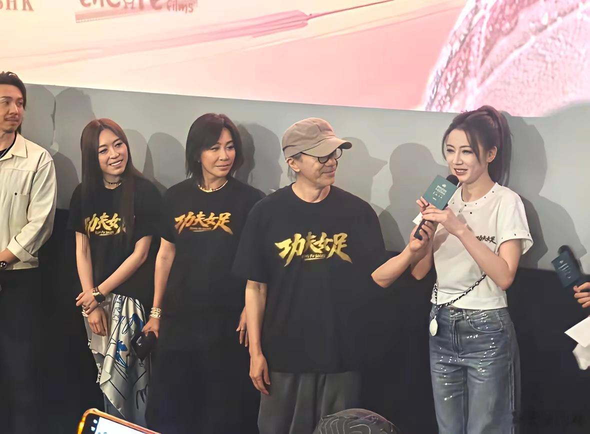 功夫女足香港路演，迪丽热巴彻底尴尬了，不是因为没有人认识她，而是她完全不会粤语。