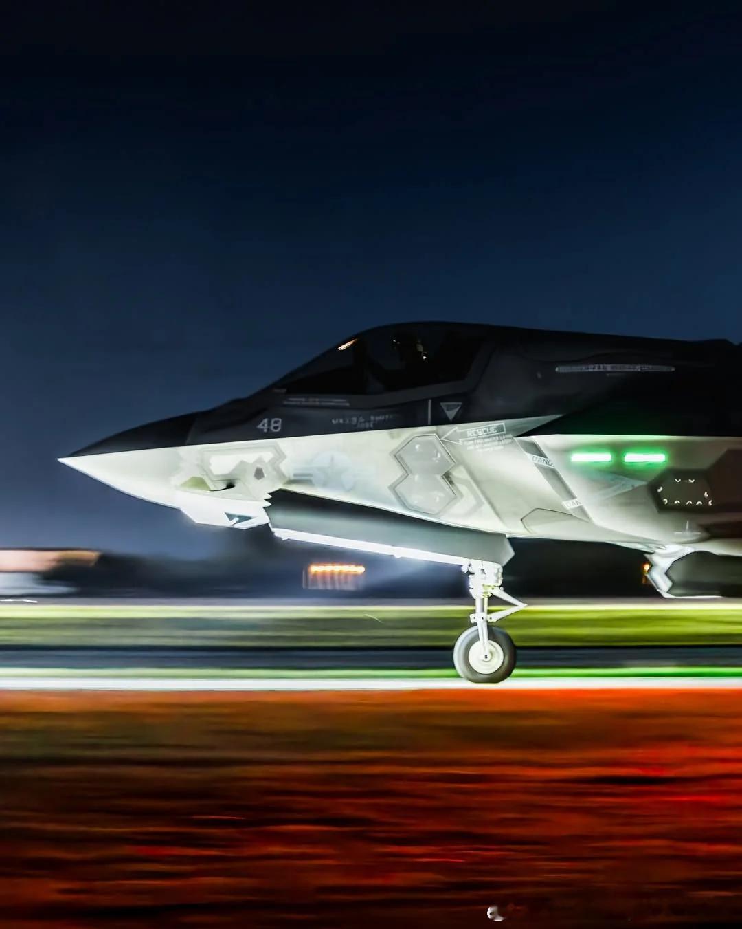 F-35B在2025EAA航展上的夜间飞行​​​