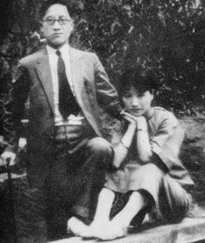 1931年，徐志摩去逛青楼。深夜回家时，见妻子陆小曼已睡，便蹑手蹑脚爬上床。不料