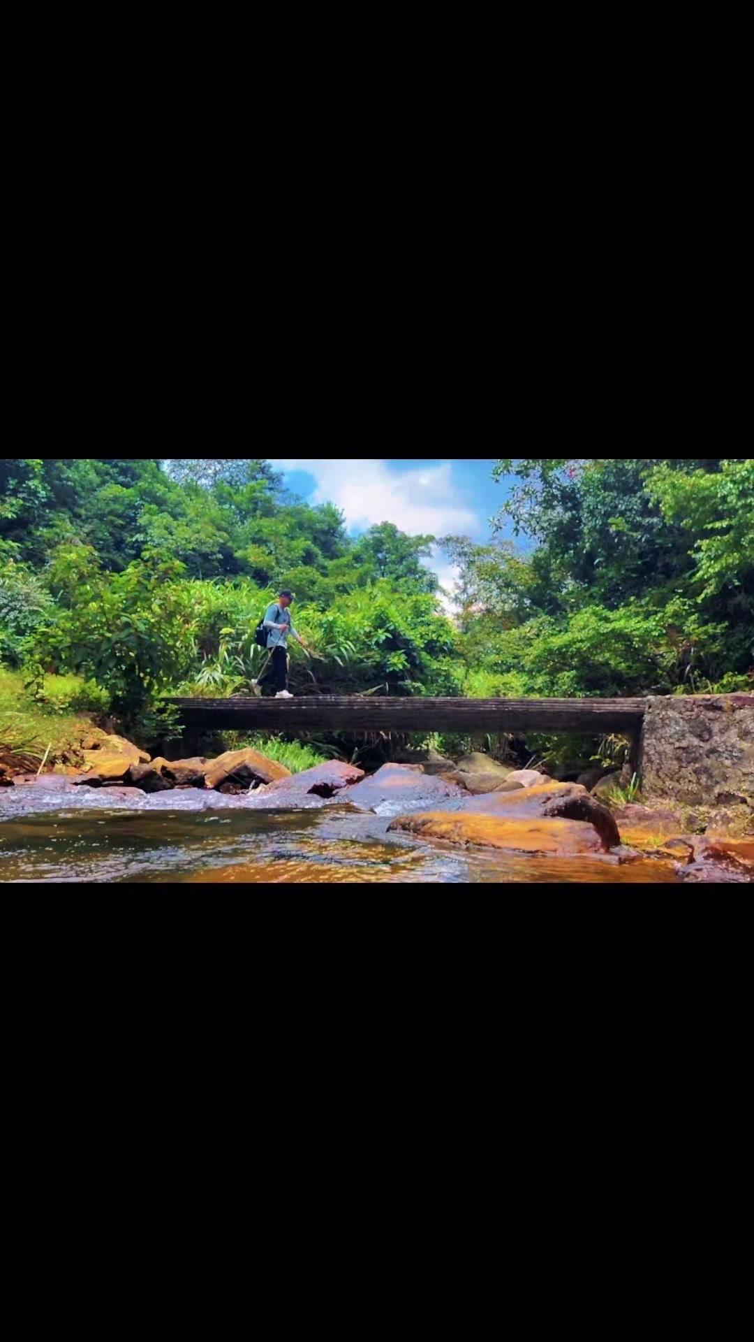 🗻今天来普宁徒步踩点，意外发现一片超美的玻璃水。站在清澈见底的水边，阳光洒下来