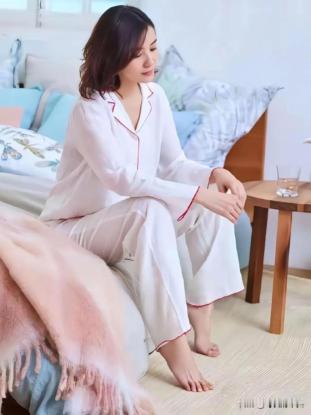 女明星宋佳干净的小脚丫太好看了