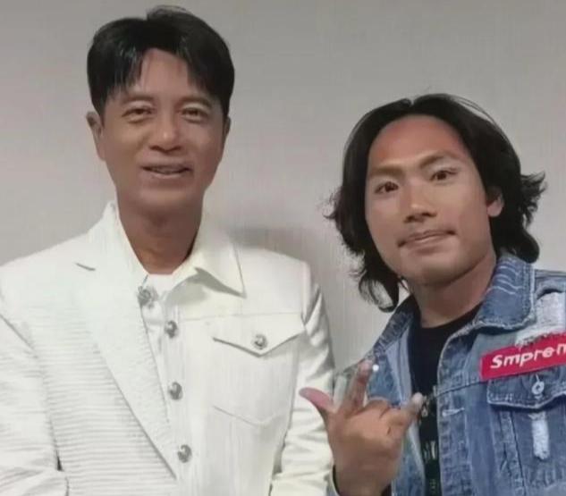 “如果李克勤再不来，我就要下跪了。” 侯浪在台上对三万观众说出这句话时，嗓子