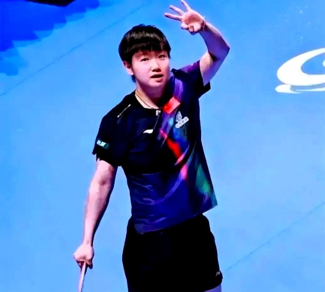 莎莎三连冠封神，真的太棒了！可我总觉得，她站上最高领奖台时，心里肯定也装着那几