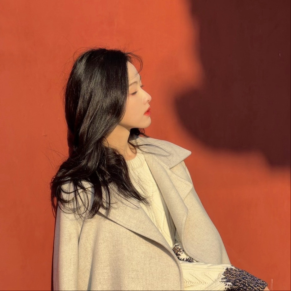 陈都灵红墙白瓦，庭院栖阳。秋冬的风吹过，享受冬日暖阳下的惬意时刻。