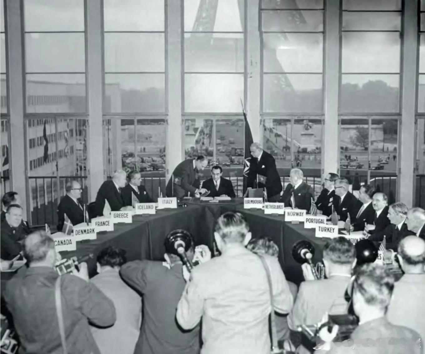 1954年10月2日北约决定接纳西德作为成员国，北约秘书长Ismay（1952年