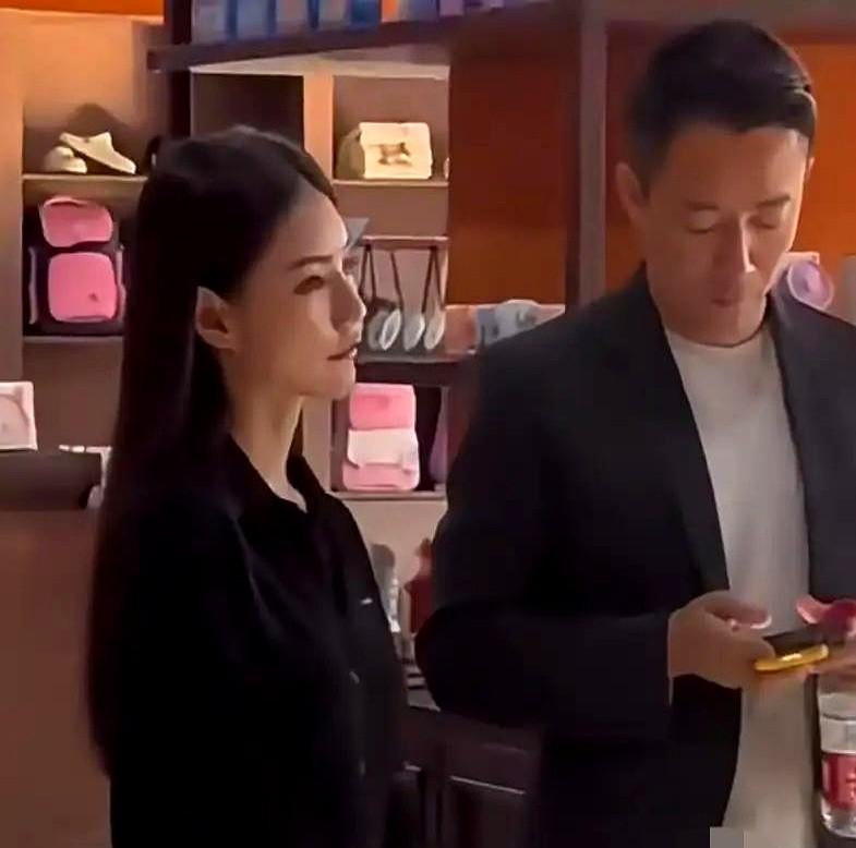 马小梅在婚礼酒店这表情不正常。说到保持好心情，今天下午汪小菲还在快手直播了，