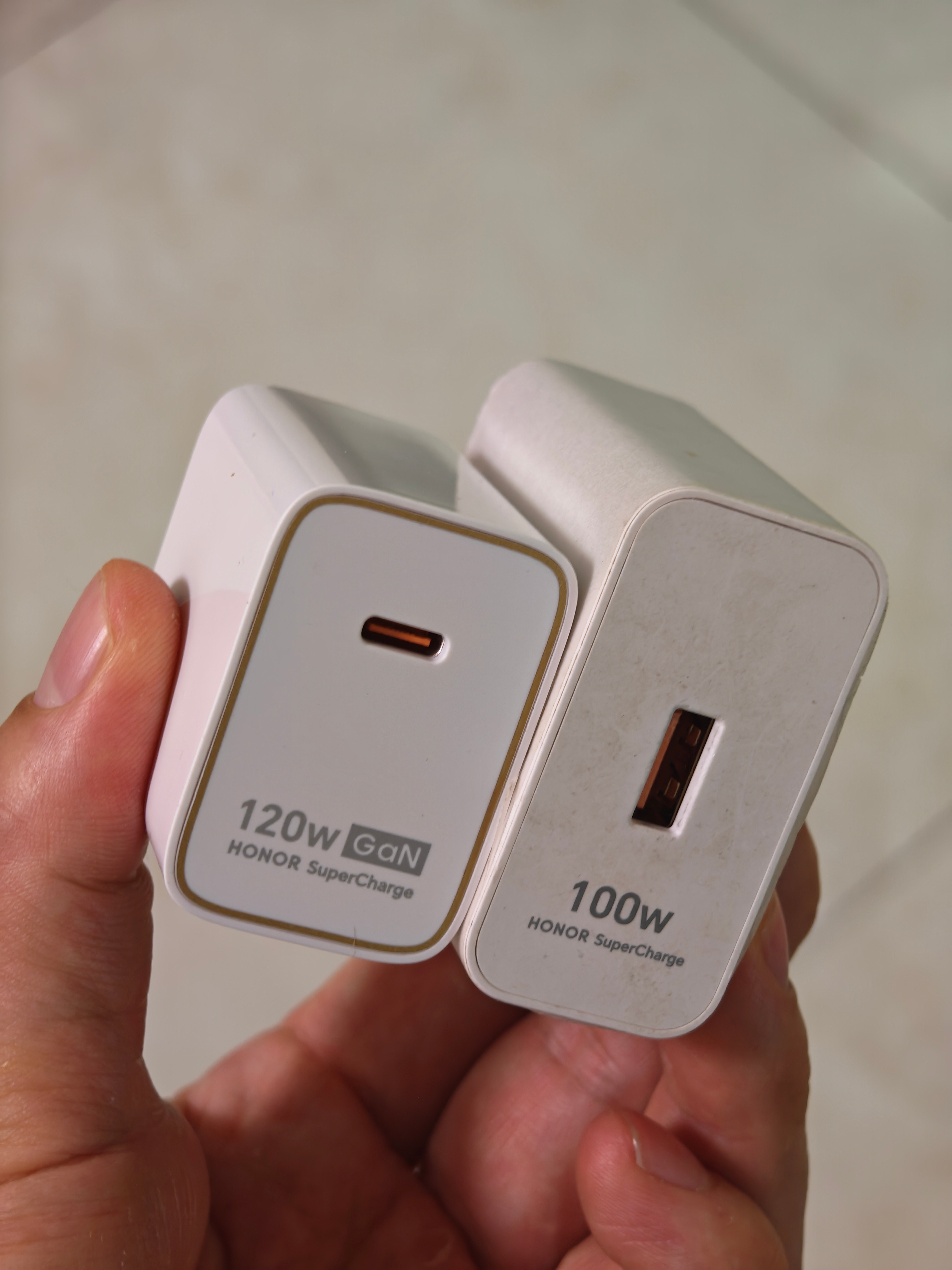 实拍荣耀MagicV6自带的荣耀魔方充电器，对比原荣耀充电器，进步很大啊！