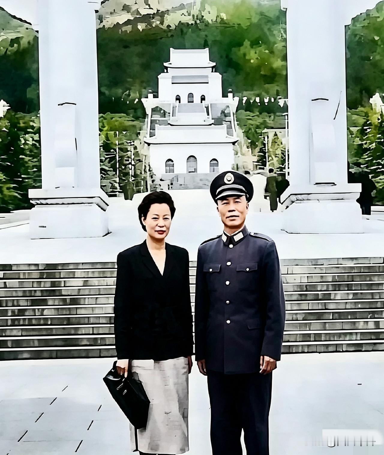 李宗仁与夫人郭德洁，四十年代在中山陵前留下的一张老照片。他曾率军奋勇抗击日寇，