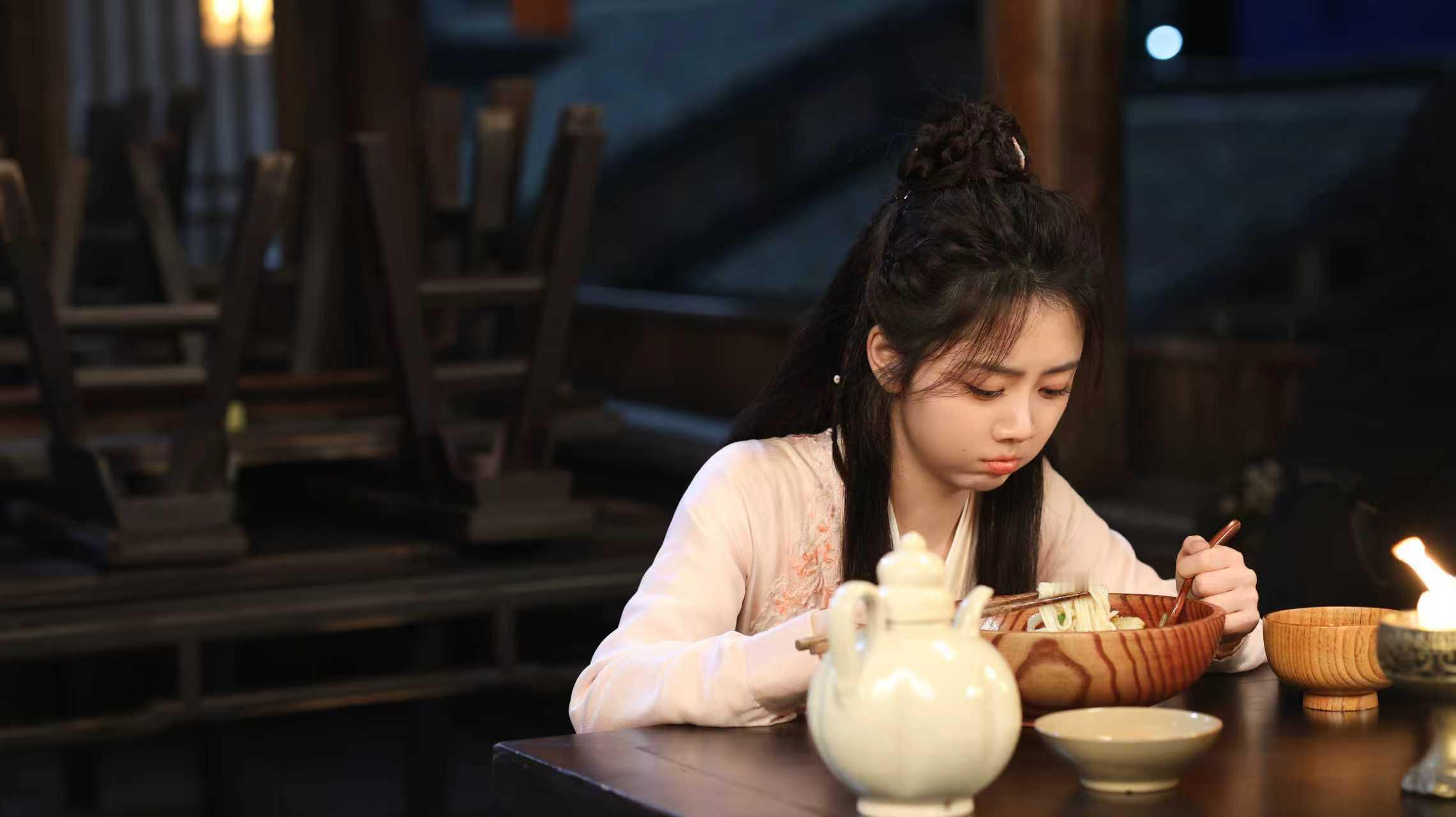 谭松韵一哭我鼻子一酸感觉谭松韵的难过直接传到我这儿了，看她不敢回头，我眼泪倒先忍