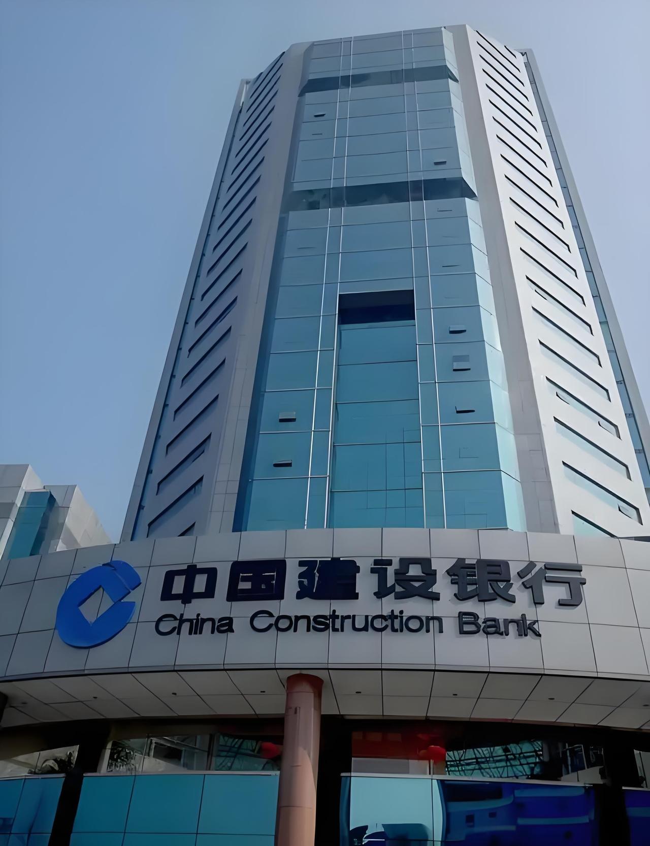 银行这次真碰上硬茬了！一位律师去建行取4万元，柜员非要他说清取钱用途。律师拒