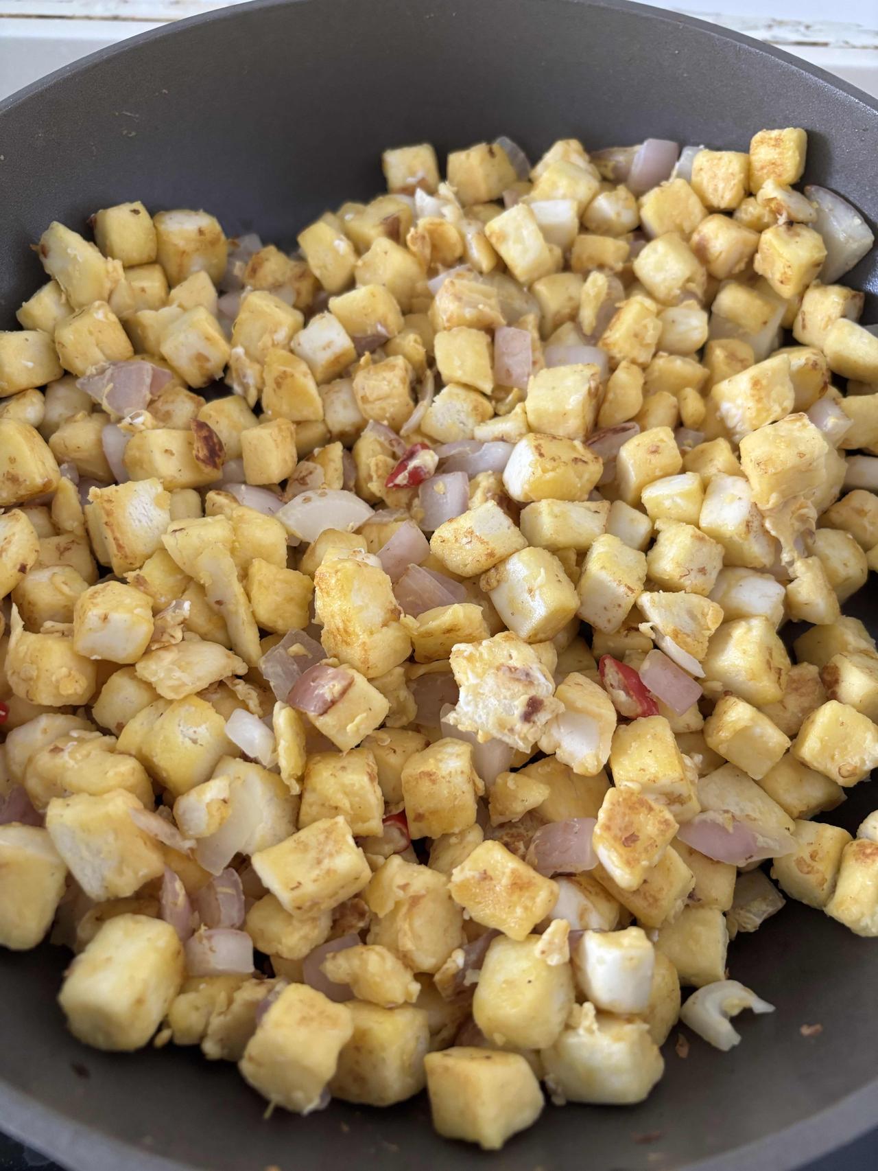 这是中原人士教我做的炒馒头，还挺好吃的，分享给大家：食材：小米辣、洋葱、馒头