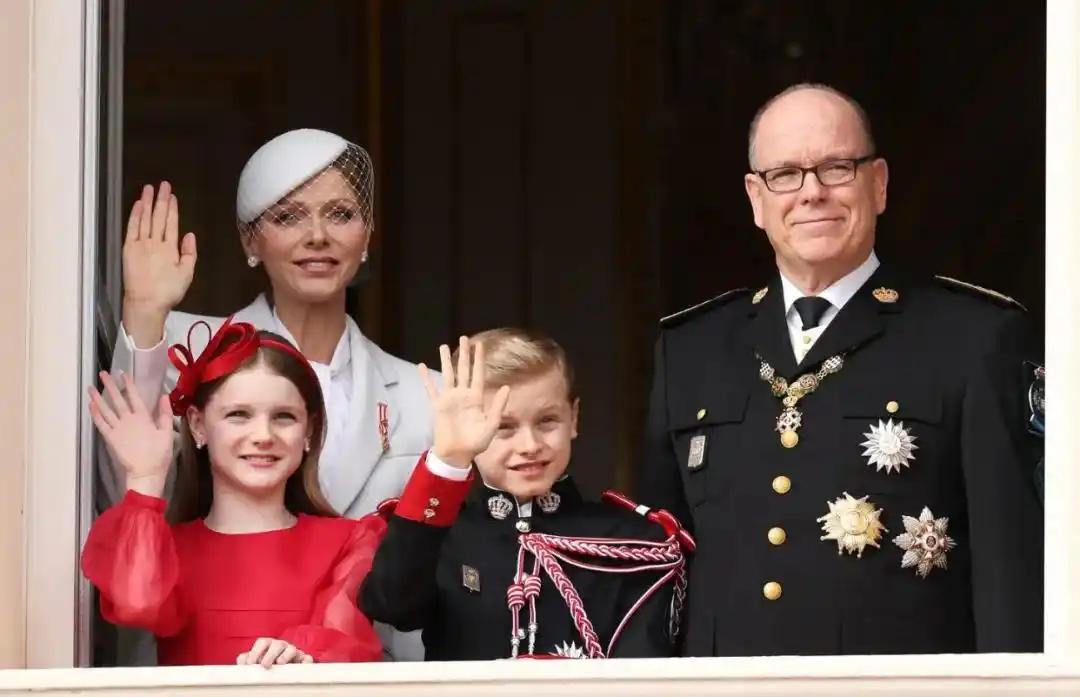 摩纳哥王室出席国庆节活动🎉小王子已经很有独当一面的样子，小公主都戴上了珍珠