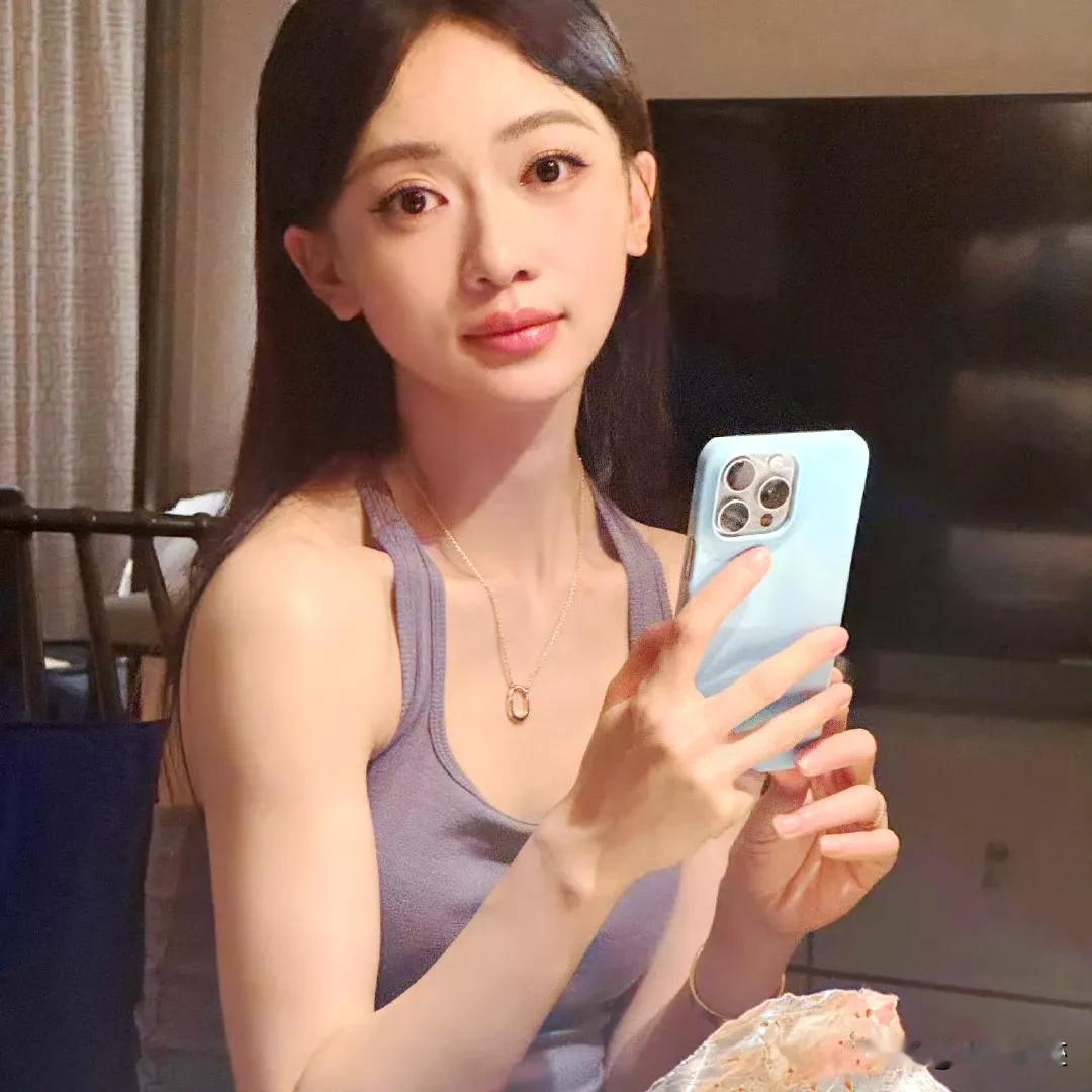 吴谨言身材跟气球似的，怀孕的时候鼓鼓囊囊的，孩子一生完，立马就可以瘪回去了，都不