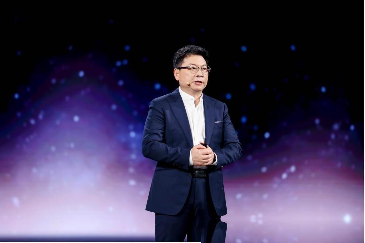 最近尊界发布会上，余承东提到了工信部刚发的一份文件，直接在台上笑开了花。这事儿要