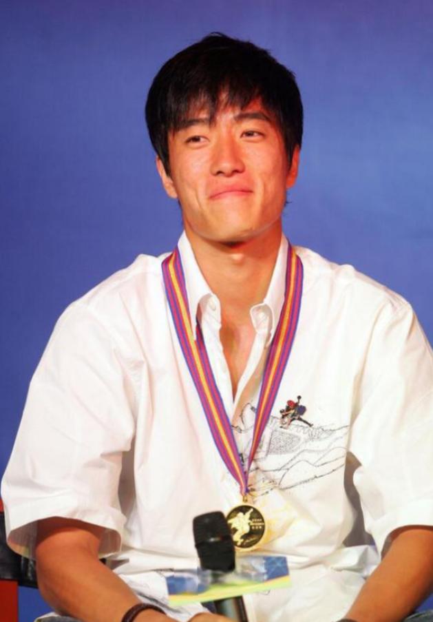 2004年，刘翔夺冠后，开发商送给他一套价值225万的房子，他却转身送给了教练。