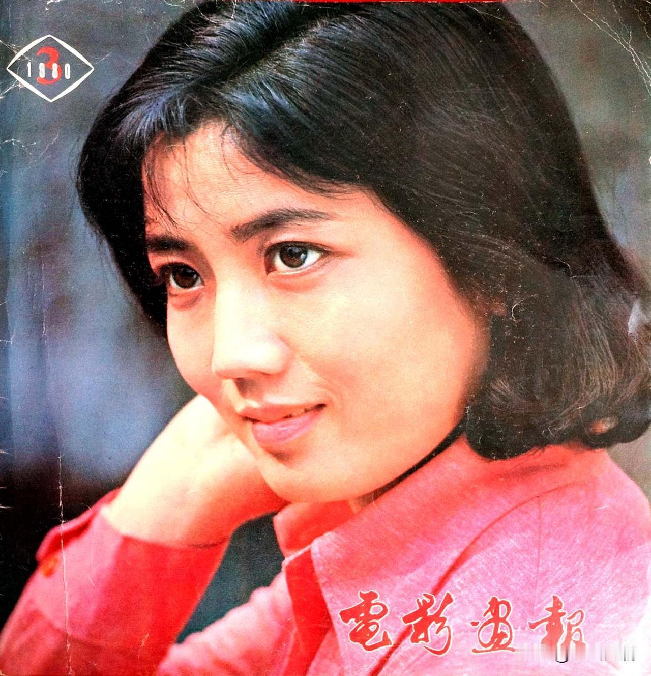 李秀明是七八十年代家喻户晓的双料影后，两段婚姻揭秘。第一段与海军军官成婚，生