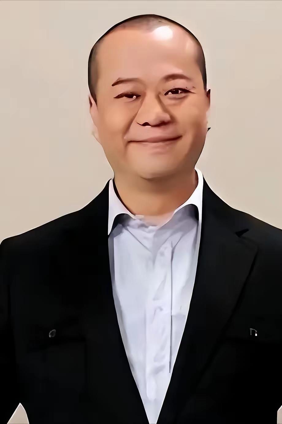 港星欧阳震华长得真不帅，可他却娶了一个顶级豪门老婆，当年被骂是”软饭王”的他，一