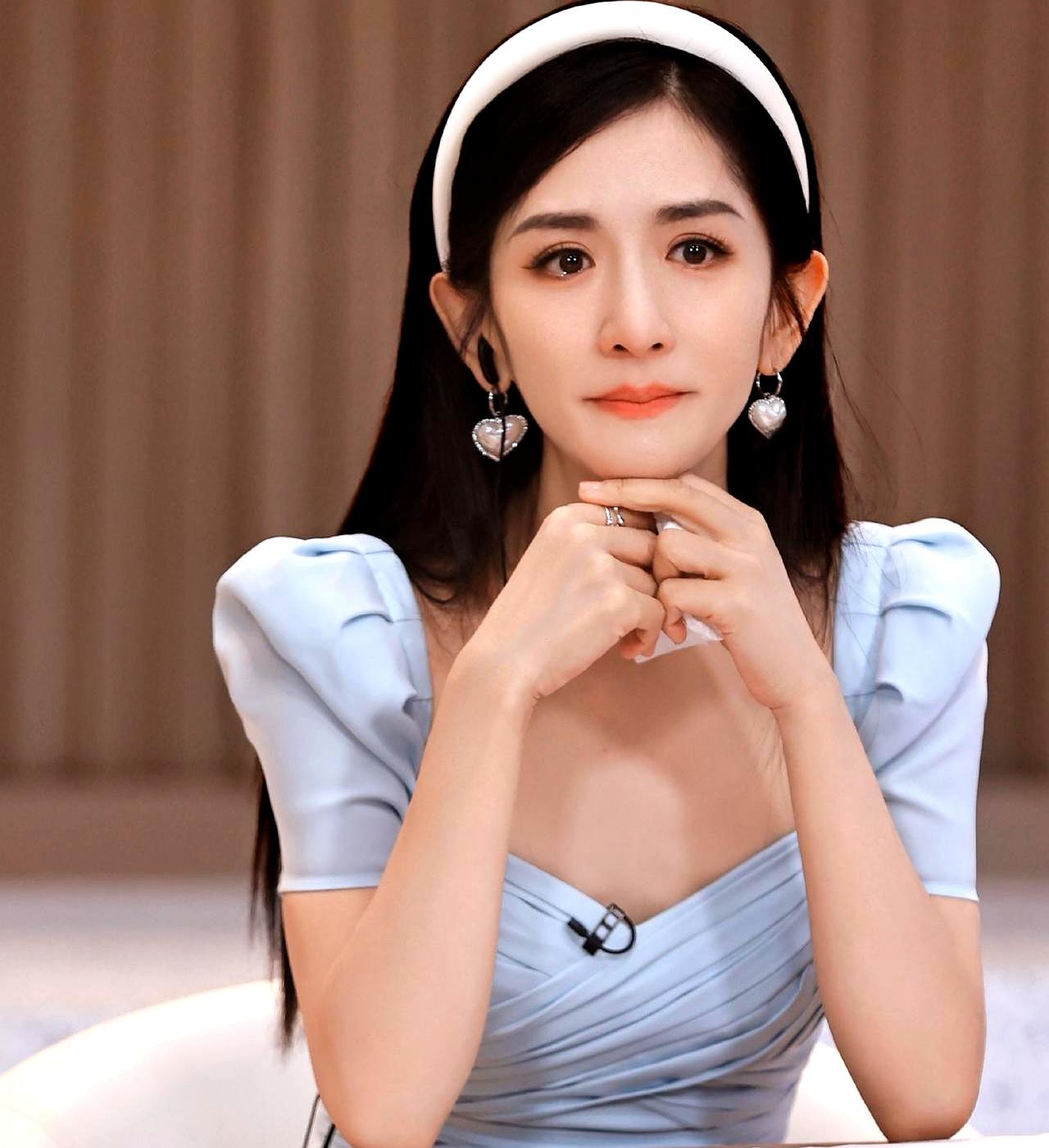 谢娜本来满心欢喜想自己攒局，弄个主打熟人聊天的慢综艺，结果这摊子还没支起来就直接