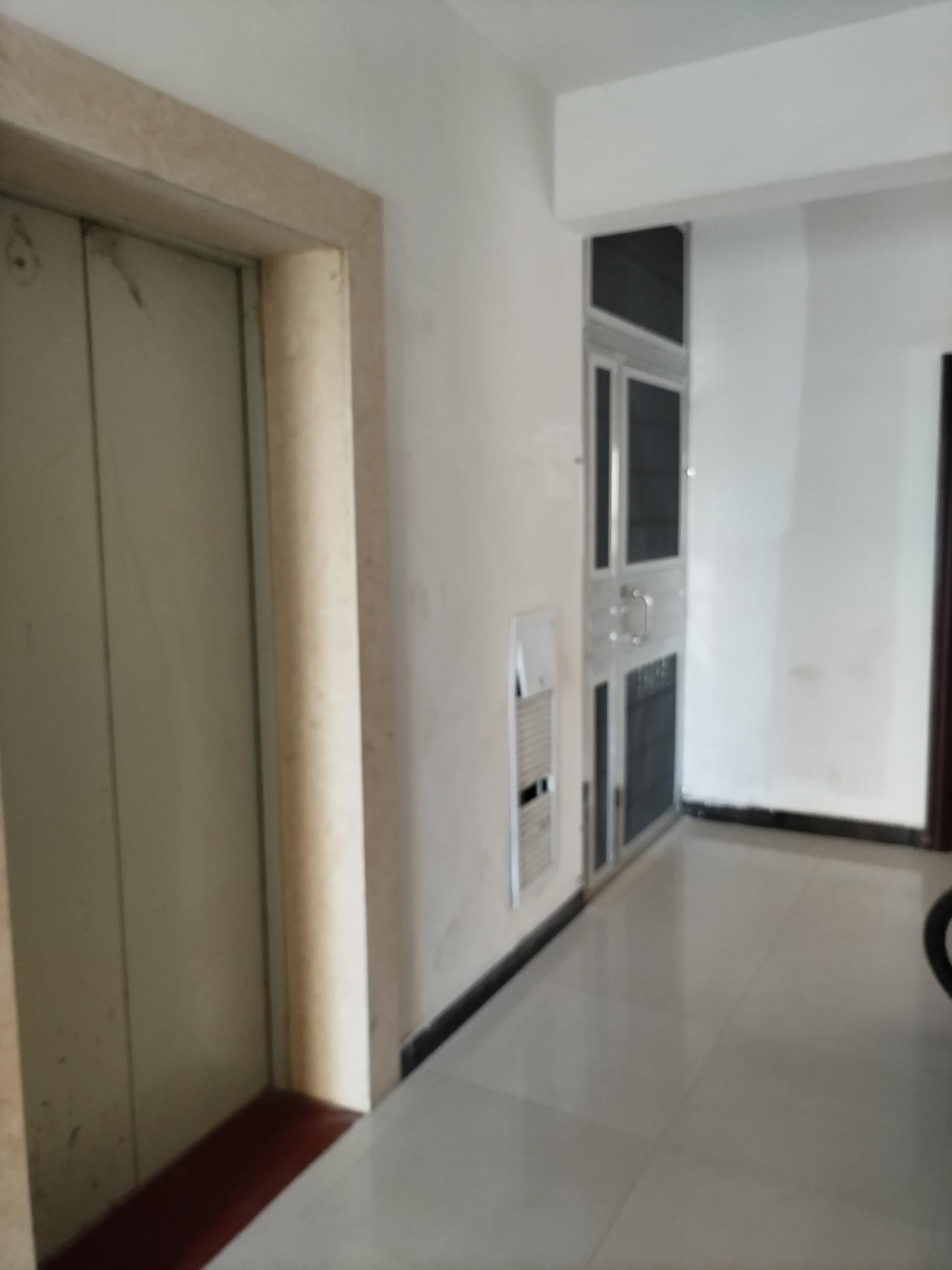 昨天从乡下回到城里，发现隔壁邻居居然在走廊这里安了一道铁门，看来这两个平方他想占