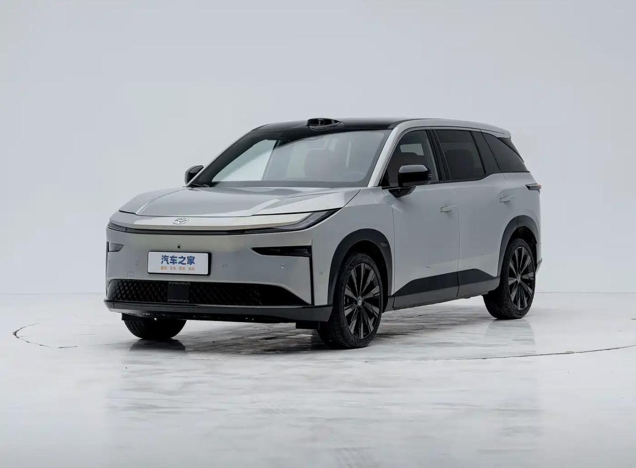 广汽丰田铂智3X广汽丰田铂智3X为紧凑型纯电SUV，5门5座，前置前驱。