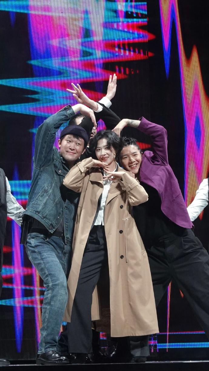 最近万茜在出演话剧的时候搭配的很有潇洒时尚范儿，看上去真的是很迷人。万茜里面