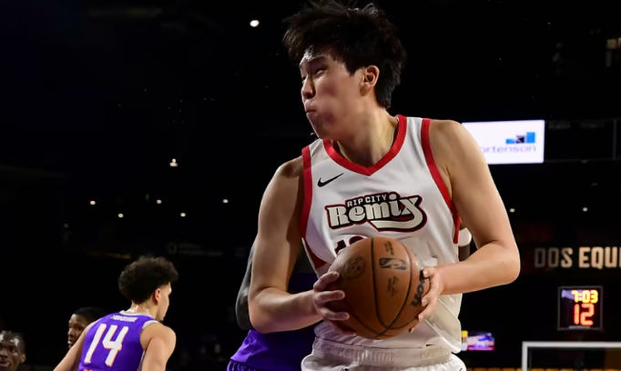 19岁杨瀚森G联赛首秀13篮板+4助攻全队最高，半场崩盘下半场救主，赵探长颤抖：他才是真核心