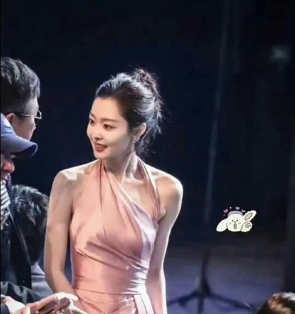宋轶的美算不上惊艳，但身材苗条啊​​​