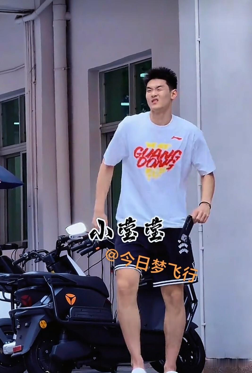 广东队后卫王洪泽在结束上午高强度训练返回俱乐部时，被拍到一手扶腰、面露痛苦，疑似