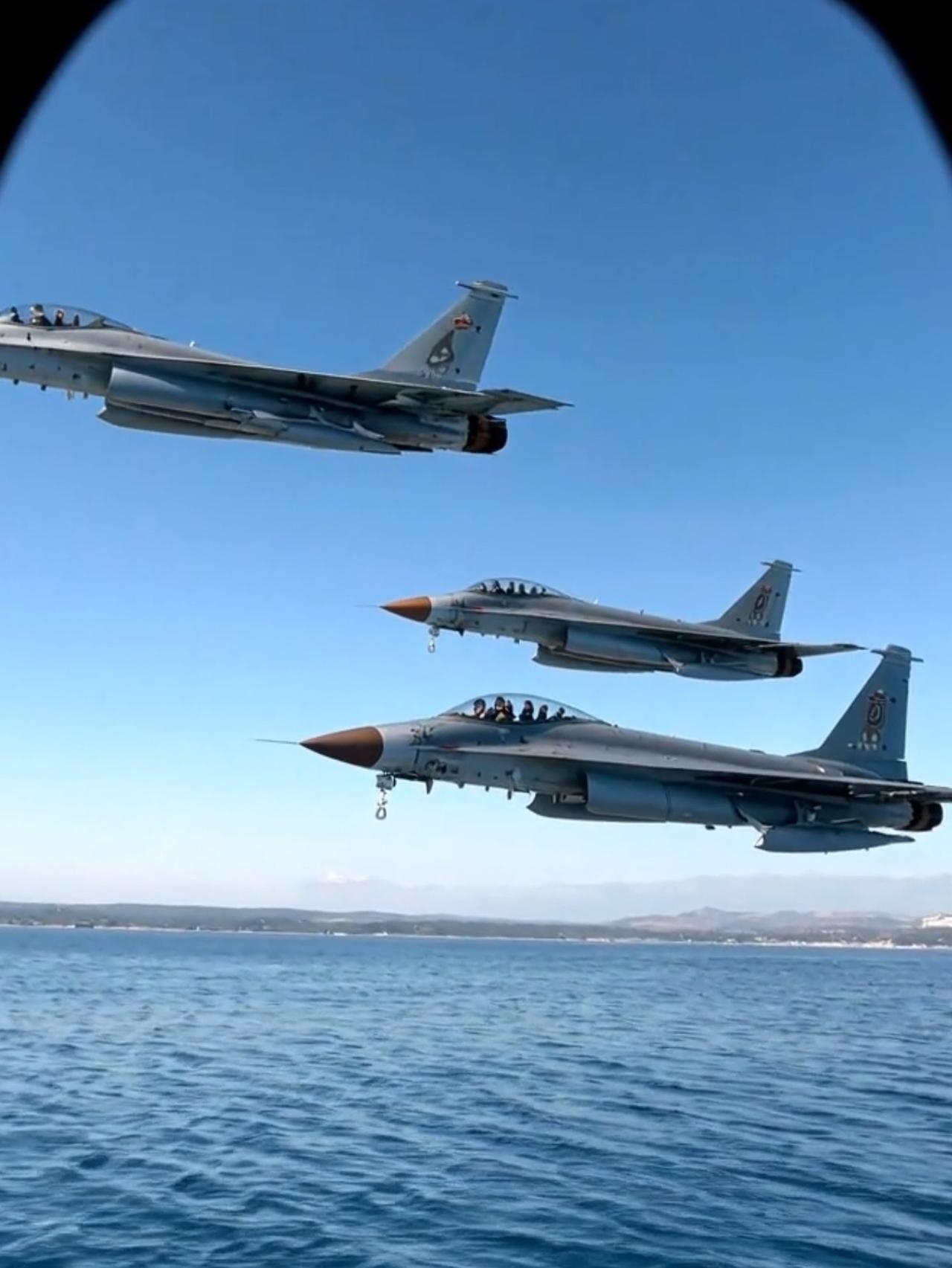 美军轰炸机敢来中国领空撒野？现在连美国自己的军事专家都在警告，中国火箭军精心打造