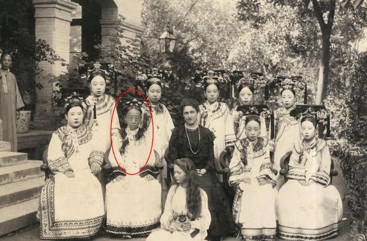 这天，年近50岁的慈禧正在试穿新衣服，忽然听见身后有人说道：“一个老寡妇，妖里妖