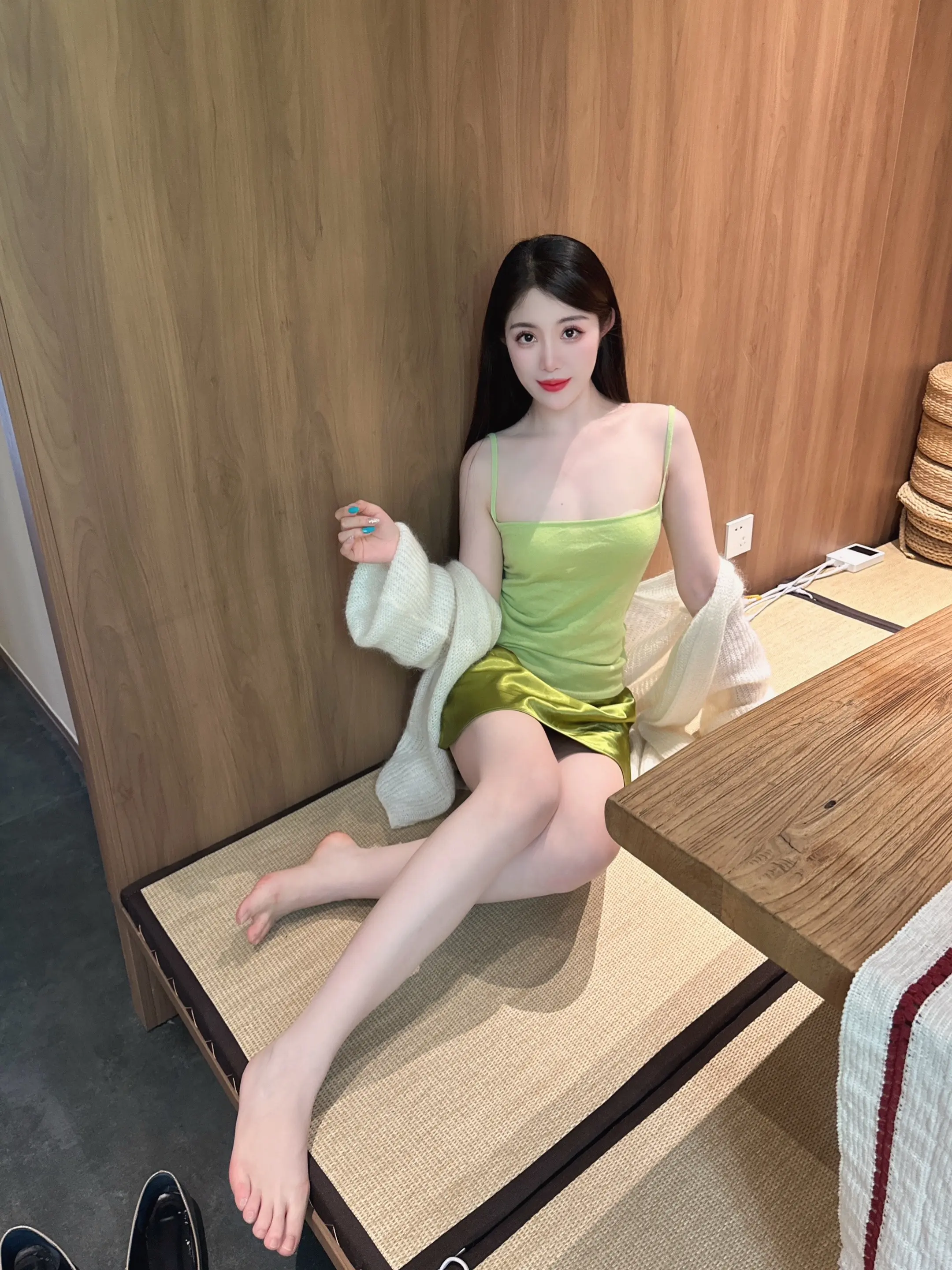 美女穿搭分享 创作者中心 创作灵感 绿色吊带裙穿搭 东方美学氛围感